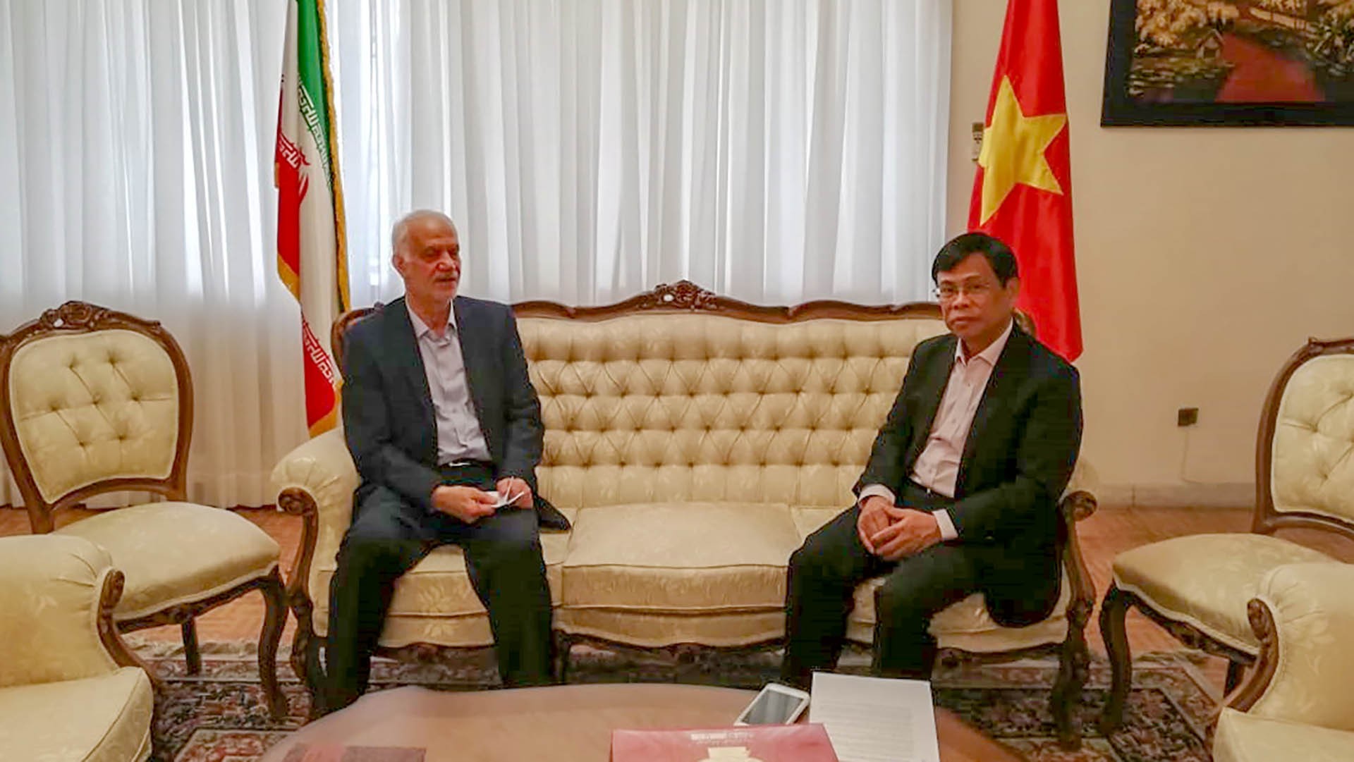 Vietnamese Ambassador works with President of Iran-Vietnam Friendship Association